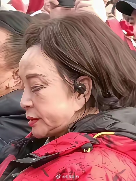 最近看刘晓庆公开露面的画面，最直观的感受就是，她的脸上确实藏不住衰老的痕迹了。很
