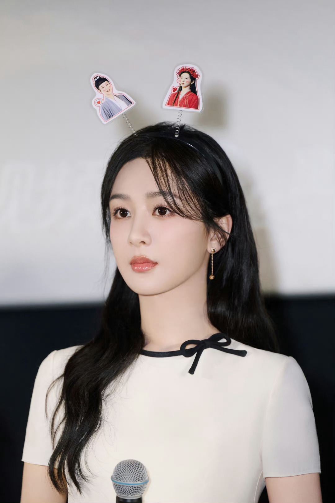 #杨紫[超话]##杨紫小夭# [心]#杨紫长相思#花儿在路灯下的照映下绽出光芒，
