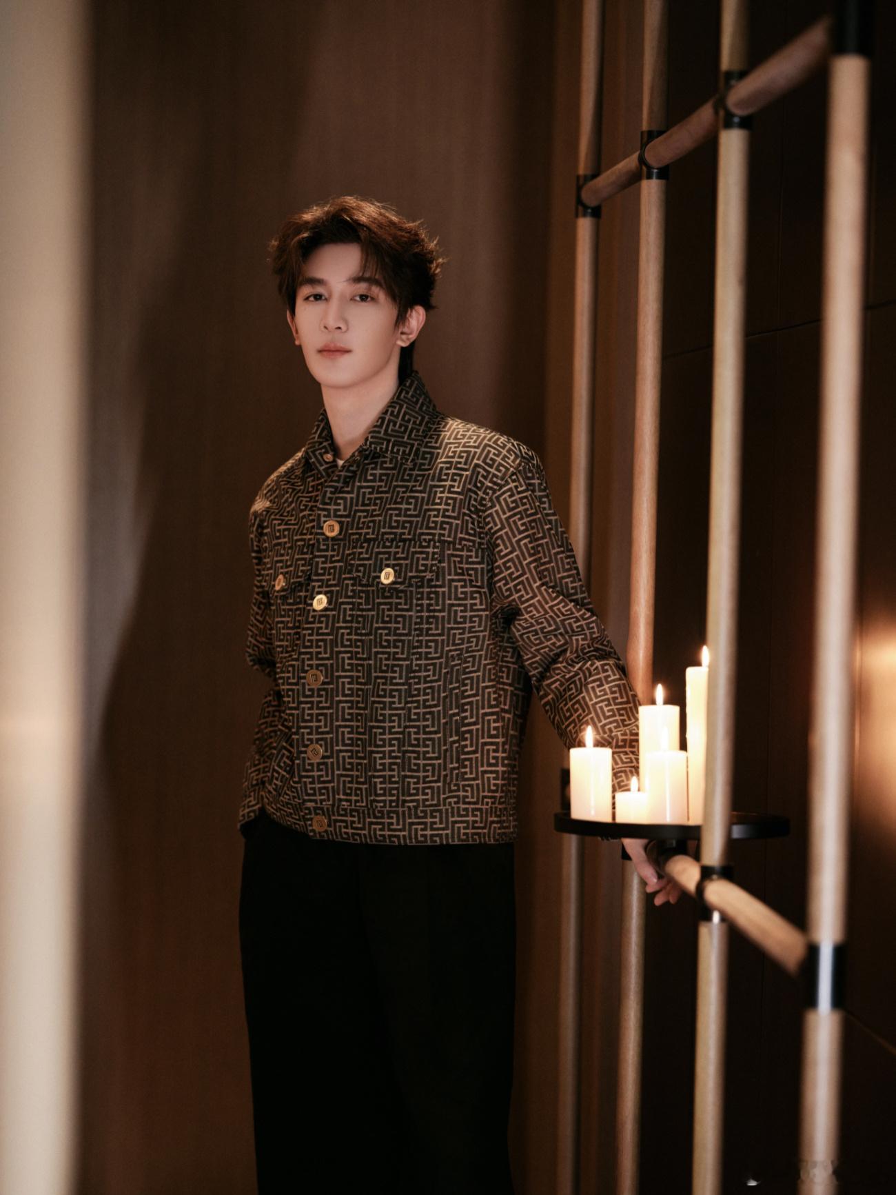 光影雕刻，身披星光朗朗。欢娱影视以BALMAIN品牌好友身份出席“八十载传承，一