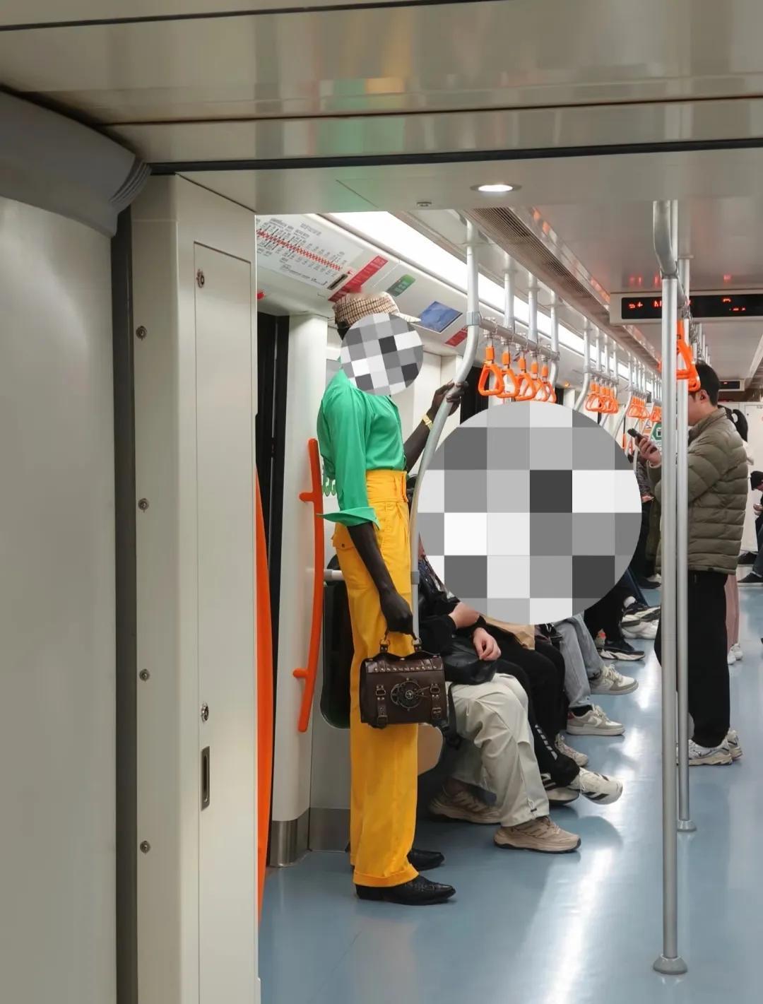 这位黑哥们儿的大长腿也太长了吧！这比例居然是真人！[捂脸]