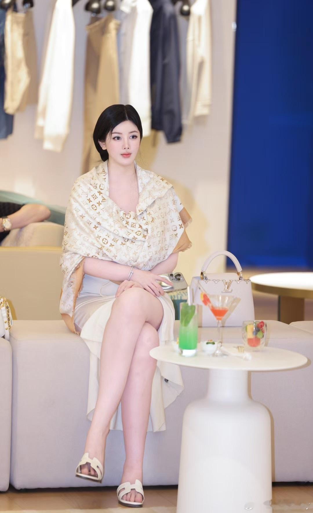 穿搭[超话]  照片是假的 本人更可爱(｡•̀ᴗ-)✧颜值街拍写真 ​​​