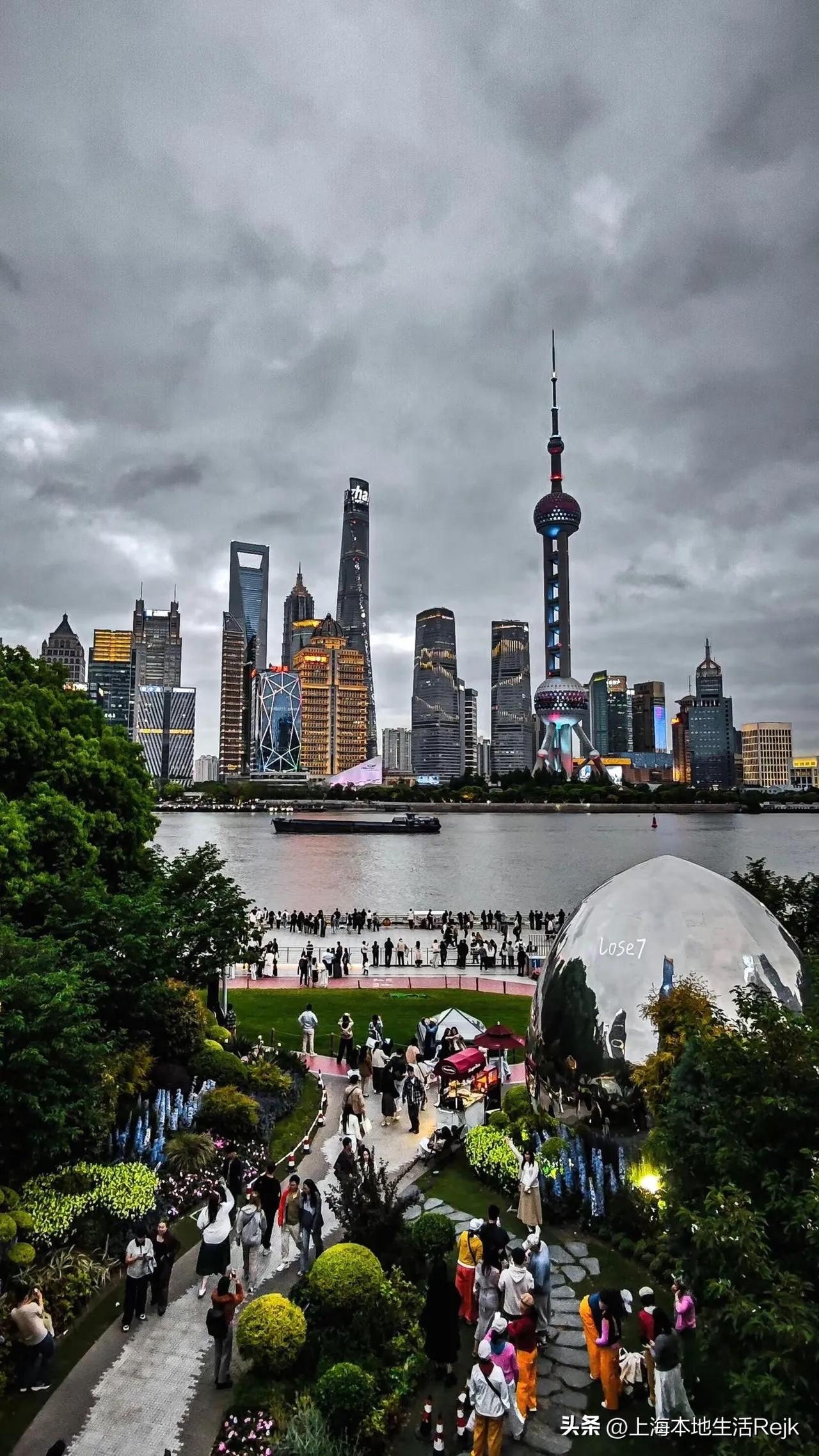 在上海月薪多少才有幸福感，这还真不好说。有人月入3万仍焦虑，楼下卖煎饼大叔月入过