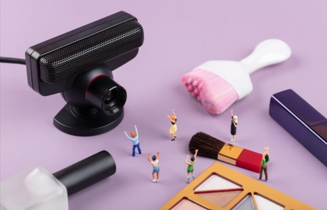 昨天三个美女在我们这边街上拍短视频，拍的是那种触电式的卡点舞，先是一个美女随着音