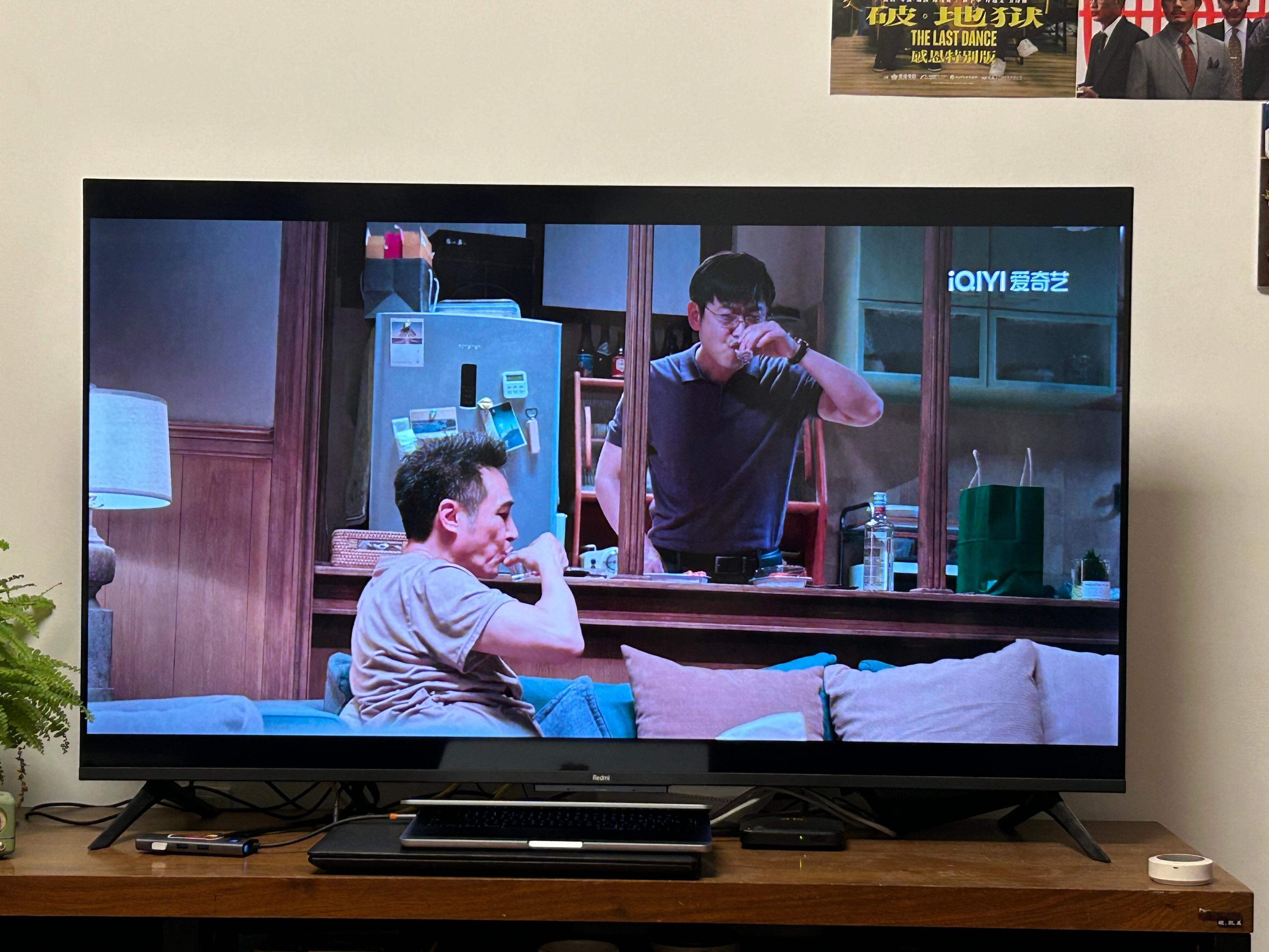 这个镜头设计得好好啊，熟悉、关系亲密的朋友一起吃饭，不需要准备好了坐下来，而是一