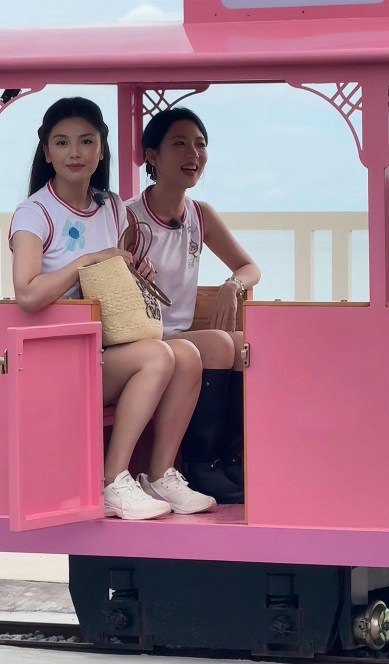 近日，刘涛在海南三亚综艺拍摄，她和另外一名美女坐在一起的画面。

47岁的刘涛坐