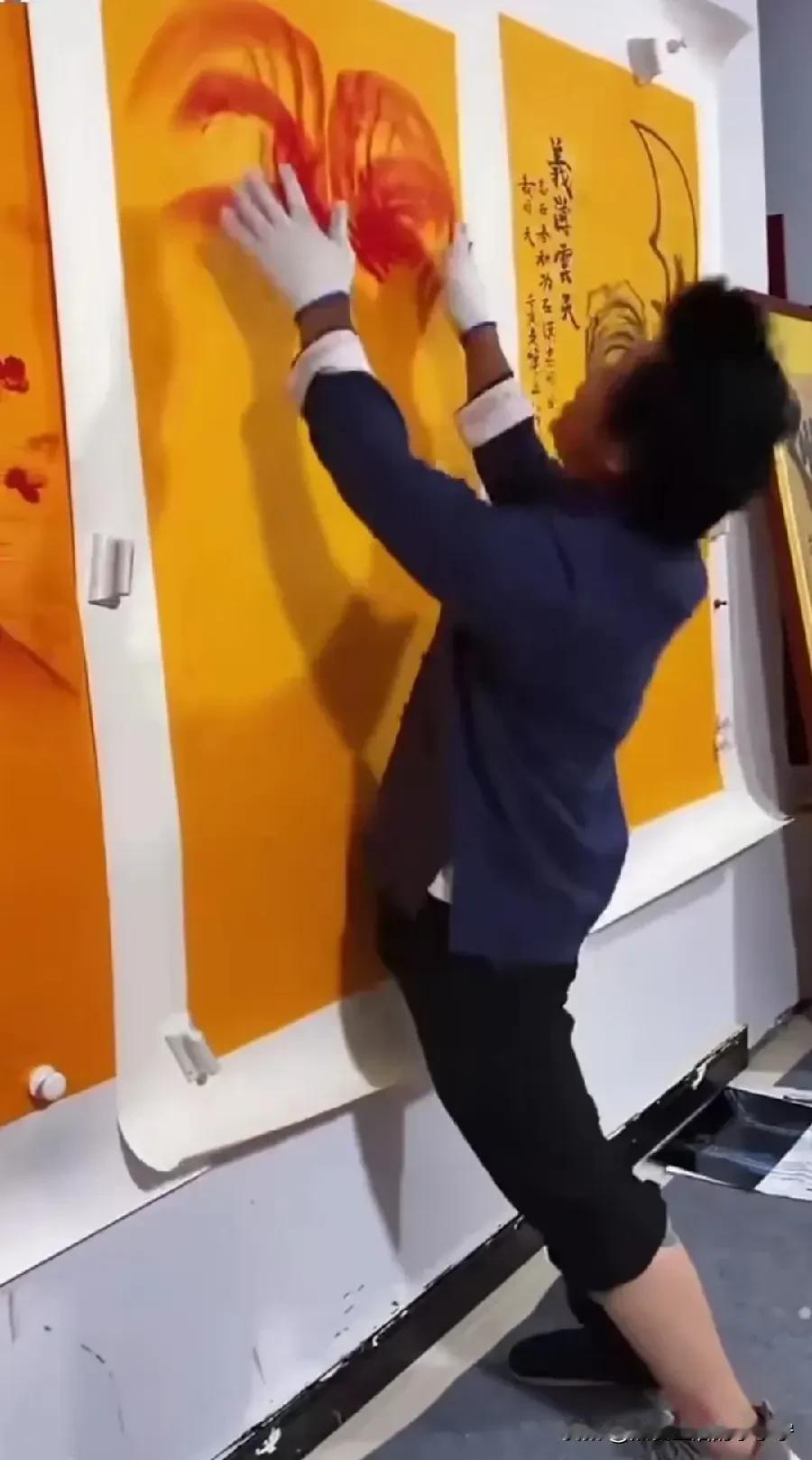 高手在民间！农村小伙，不用画笔，只带一副白手套，用手套沾上颜料，在绘画纸上，涂来