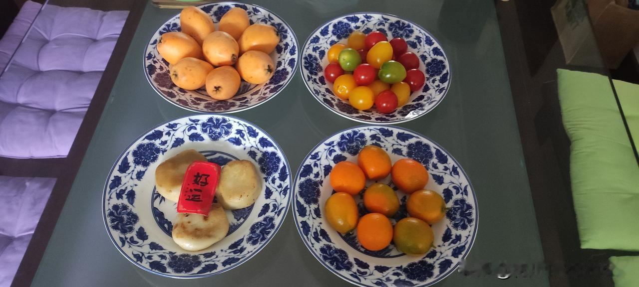 在家里招待客人，等他们走了才想起拍照。
盘子里的水果已经吃掉一些了，早上就动手清