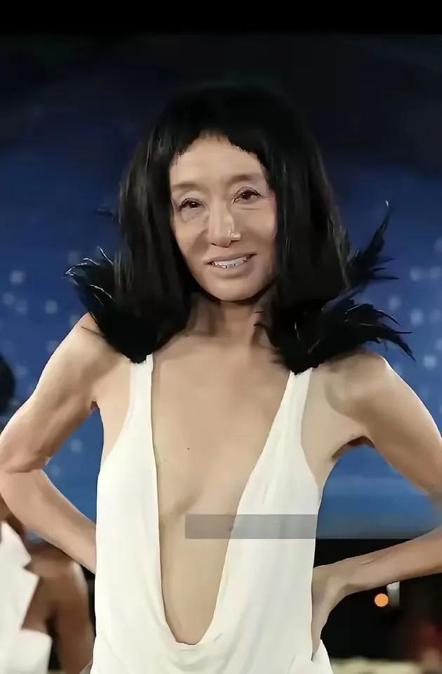 我的天哪！王薇薇终于换发型了，但依然“惊悚”。

真的难以想象，王薇薇这副“惊悚
