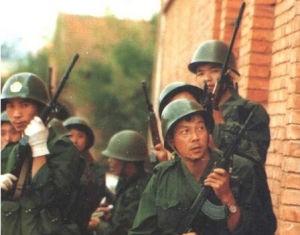30多年前，云南有个叫平远的小镇，简直成了法外之地。那里走私毒品、倒卖枪支，甚至