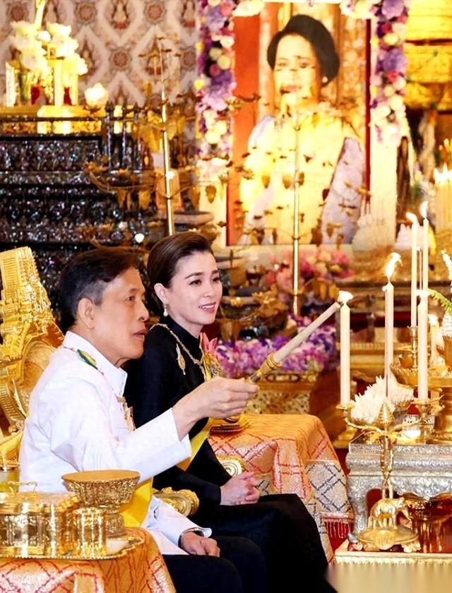 10月24日晚大皇宫律实宫祭拜诗丽吉太后，诗妮娜和提帮功双双留在德国缺席。
48