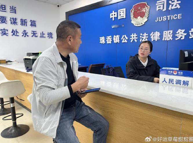 台州三门青年律师扎根基层做法治最美守护者 在台州三门县珠岙镇司法所，青年律师梅文