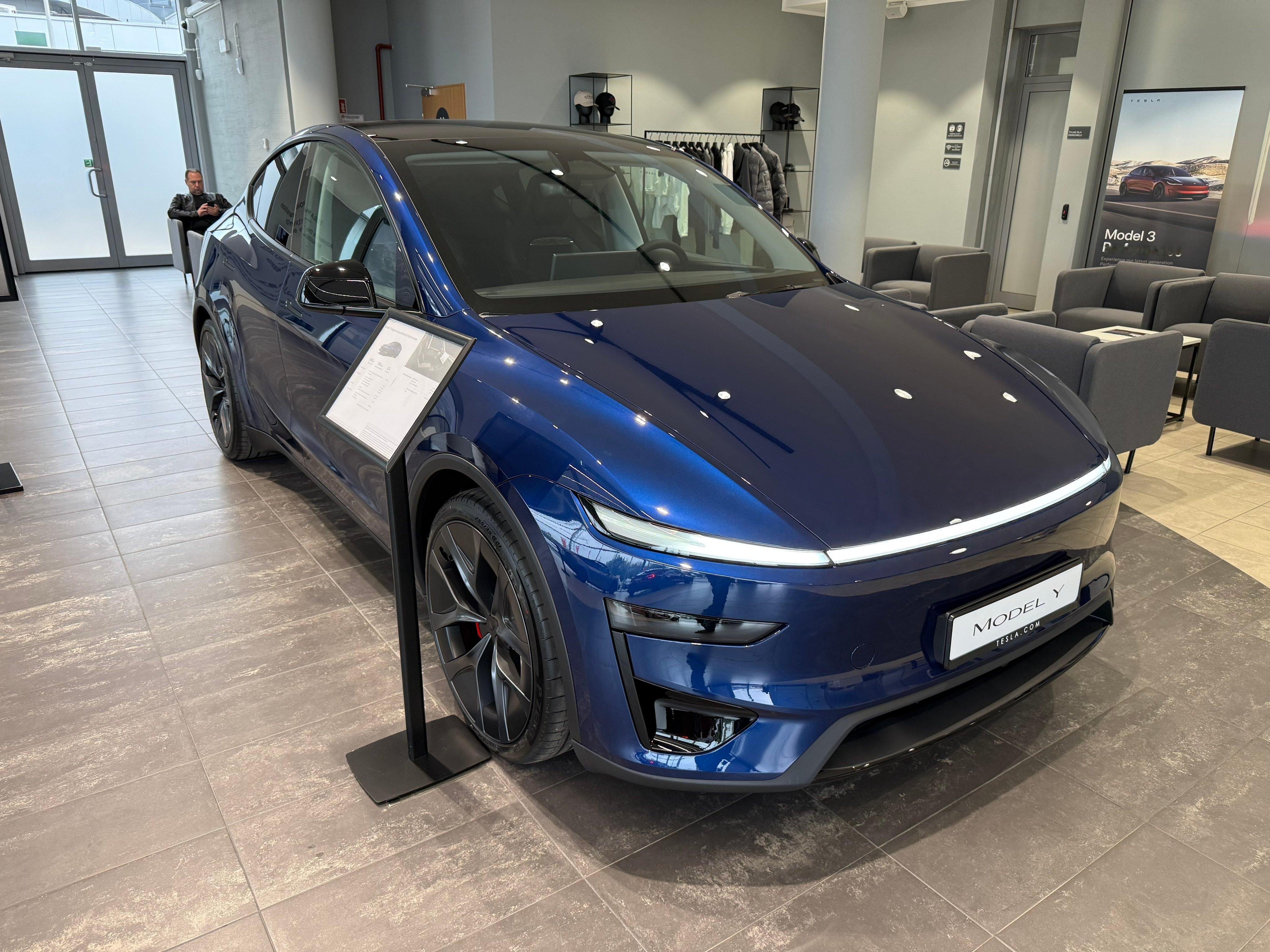 特斯拉新款Model Y Performance的深蓝色金属色漆也是非常漂亮！ 