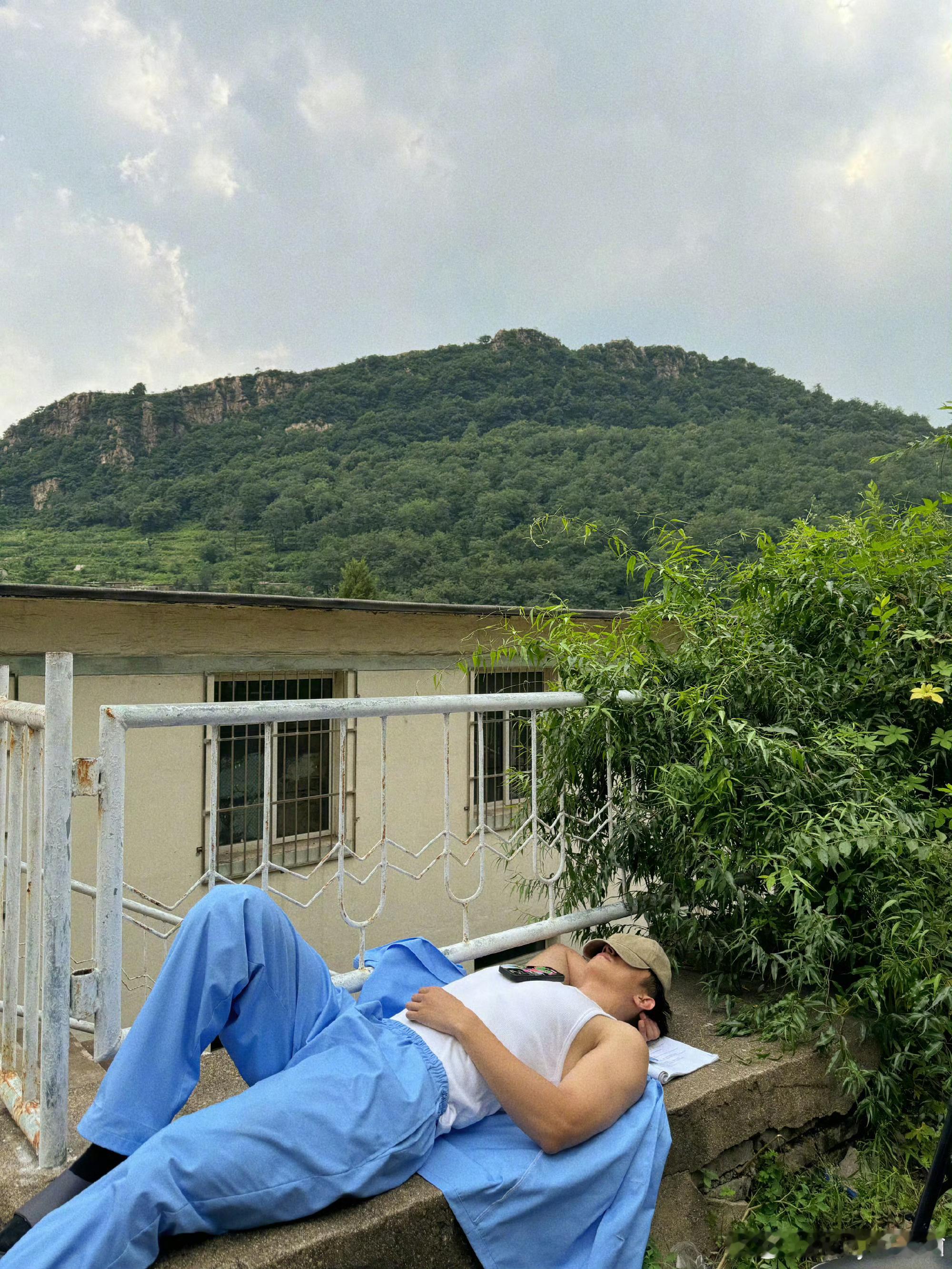 起猛了看到黄景瑜穿露背装了黄景瑜这紧身衣going到我了黄景瑜起猛了刷到黄景瑜路