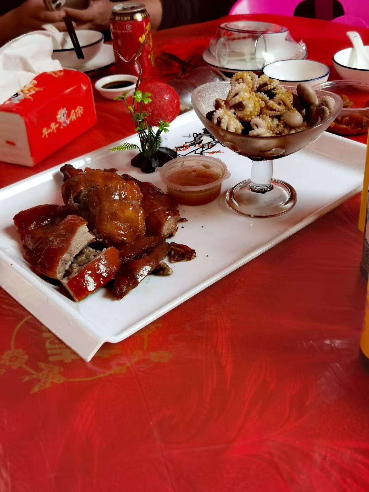 生日宴席一桌丰盛的饭菜，准备开饭啦！