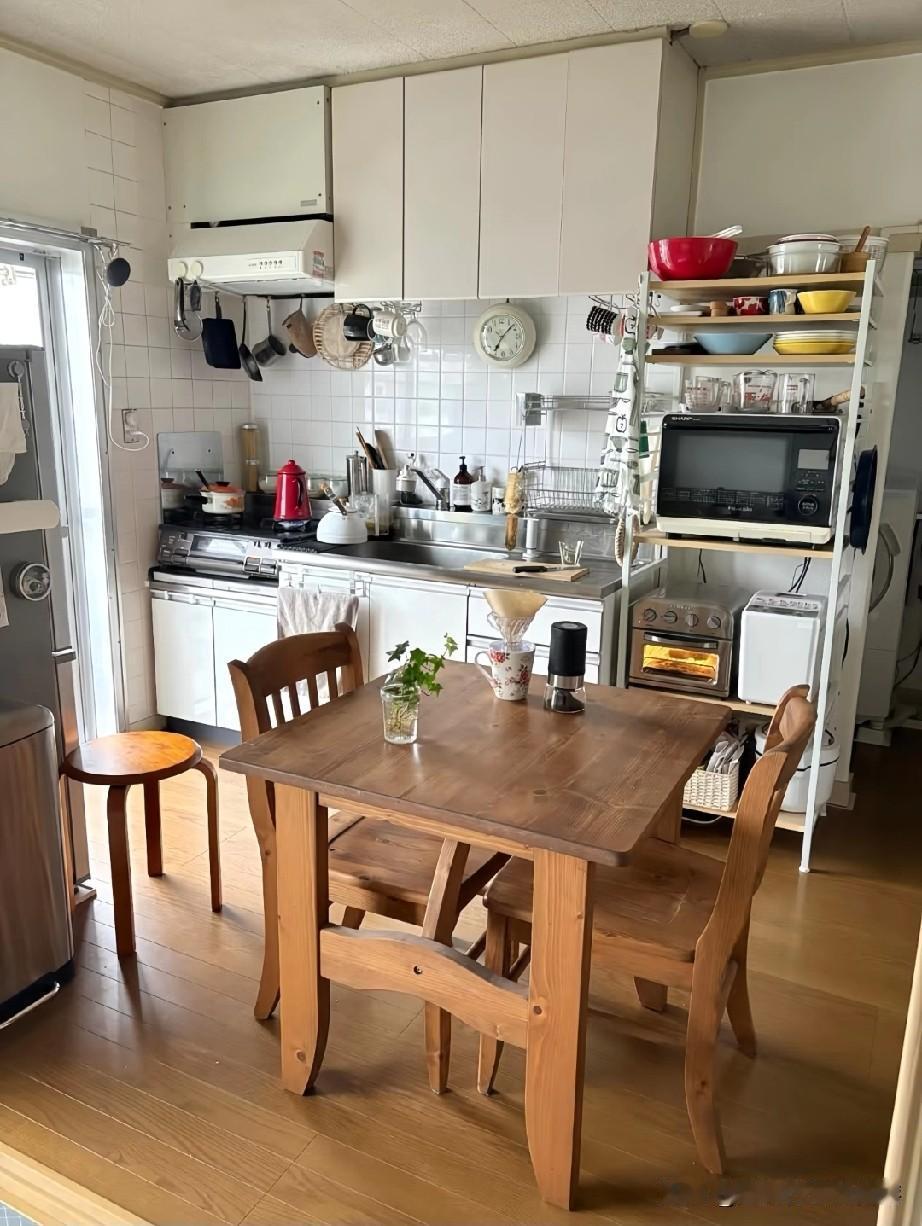 在日式小厨房里🍳我尝到了生活的甜🍞
在日本的小厨房里，时间好像会慢下来。
木