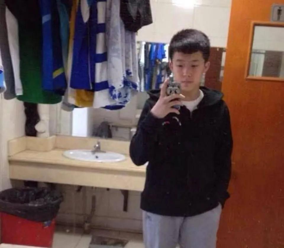 笑死了，每次看到大头自拍都想笑，小时候就喜欢在洗手间拍照的王楚钦，也是一个爱臭美