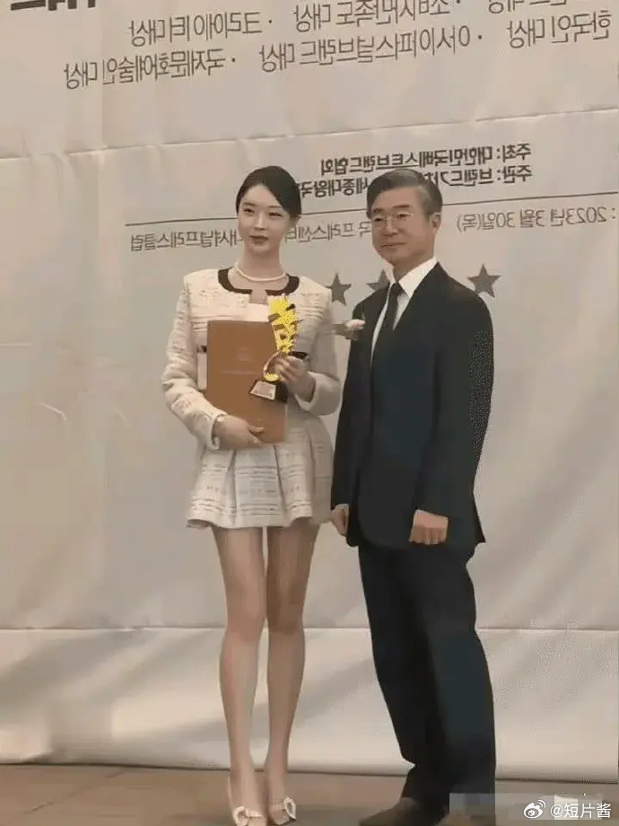 本来以为韩国财阀喜欢这种清新有气质的美女，结果一转身，原来是我肤浅了 