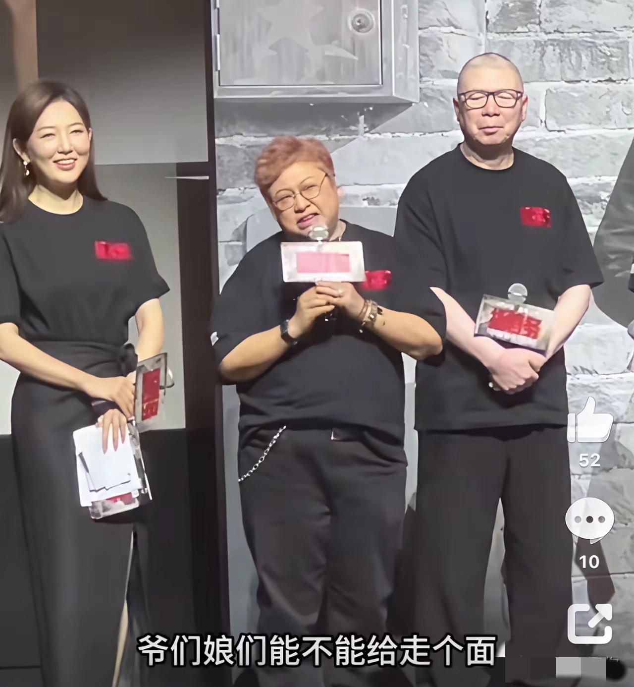 韩红：北京两千多万人口，走个面，帮忙带起首轮票房。
网友：我走个面，你免个票，大