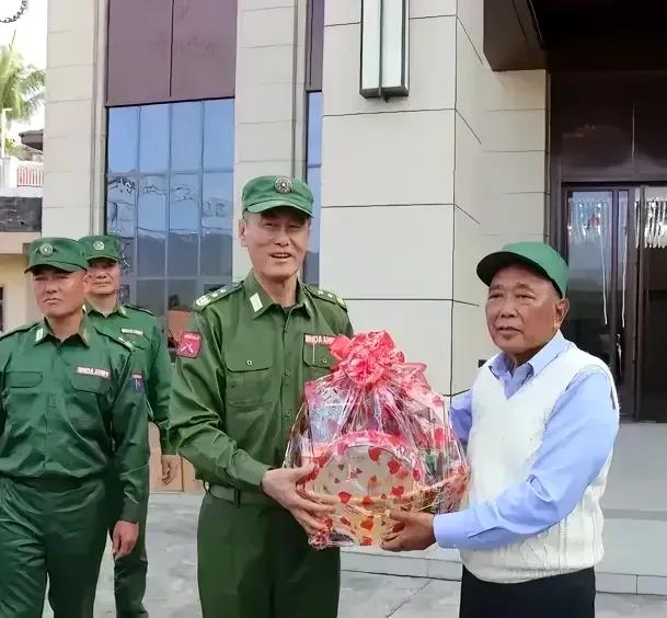 彭德仁春节前亲往佤邦拜访，鲍有祥不仅不出面，负责接待的赵国安与太子鲍艾康还穿着极