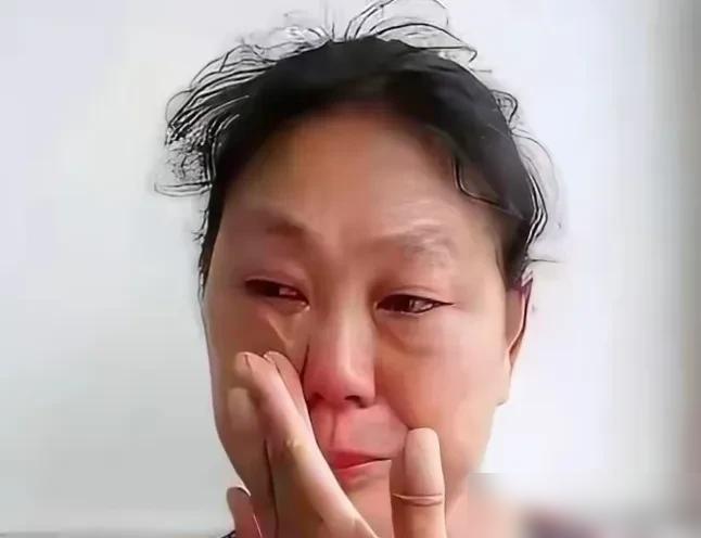 亲妈一张嘴，直接把儿子的“金饭碗”给端了。

上海这阿姨真的是凭实力坑娃，我都替