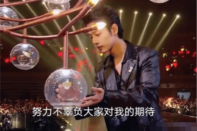 品质盛典导演没想到！
不是因为舞台设计多华丽，
丽，也不是因为嘉宾阵容多强大，而