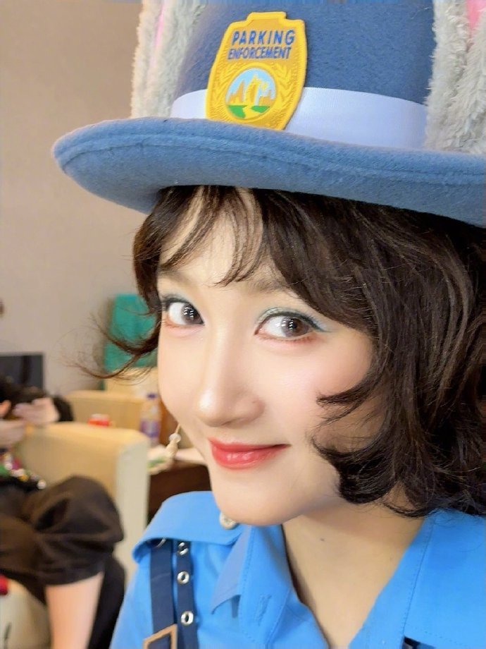 关晓彤的朱迪警官妆贴合朱迪形象，妆容与角色相互映衬，传递出鲜活又贴合的韵味，藏着