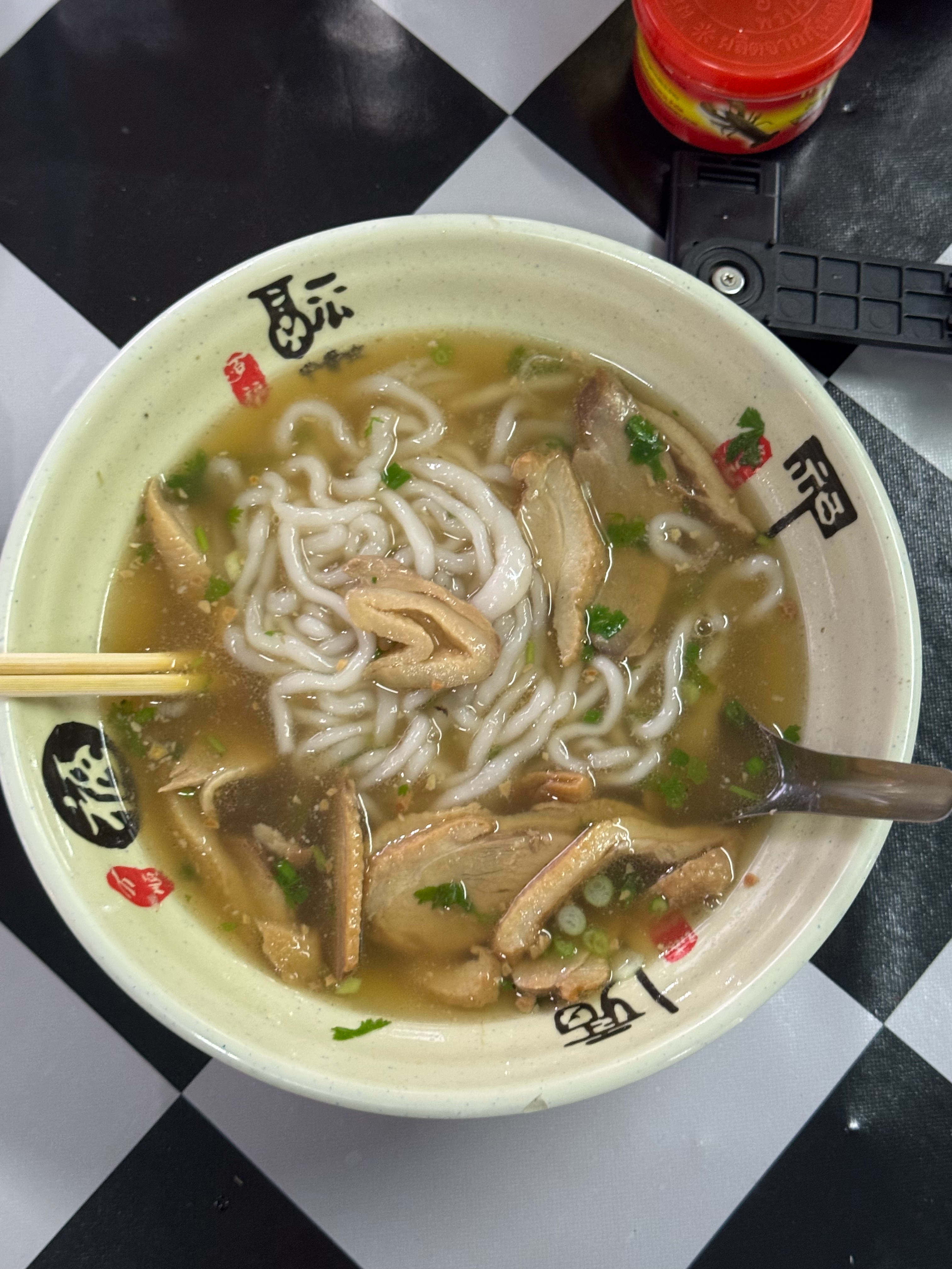 吃了个十二块钱的鸭肉米粉^ ^米粉和鸭肉一般 汤特别鲜亮 只算汤的话很美味 su