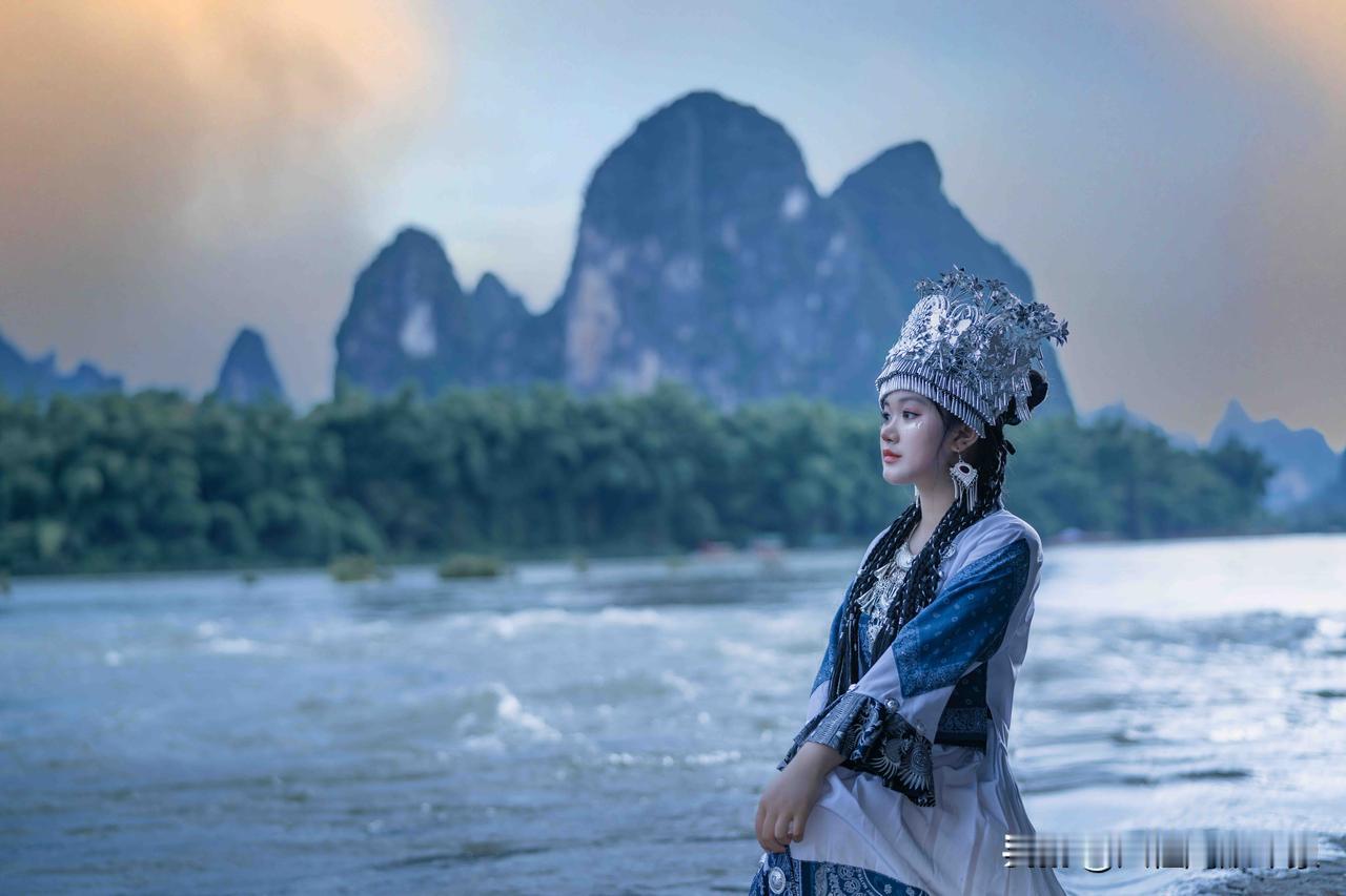 谁懂啊！揣着20块来阳朔兴坪
真的会被漓江山水美到失语🌿
青山叠嶂、碧水如镜