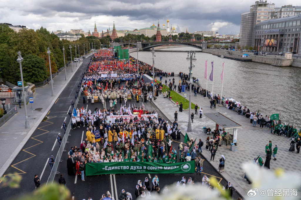 9月6日，莫斯科街头举行了十字架游行”（Общемосковский крест