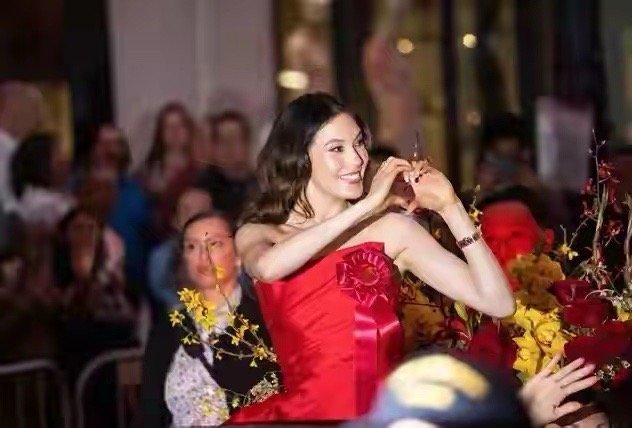 三八妇女节谷爱凌与母亲谷燕坐花车巡游 穿一袭红裙艳丽风情 