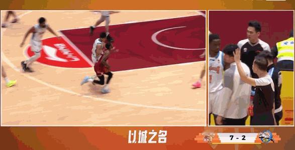 这一肘！今晚CBA常规赛新疆对阵浙江比赛刚刚开始两分钟便发生意外：浙江外援兰道夫