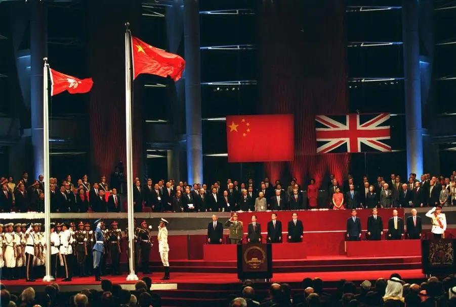 “永久割让”四个字，曾是钉在主权上的钢钉。可1997年7月1日零时，香港岛连同新