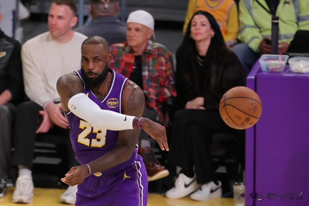 詹姆斯放弃的不是得分记录，而是放下了一切！
今天湖人和猛龙比赛的最后一个回合中，