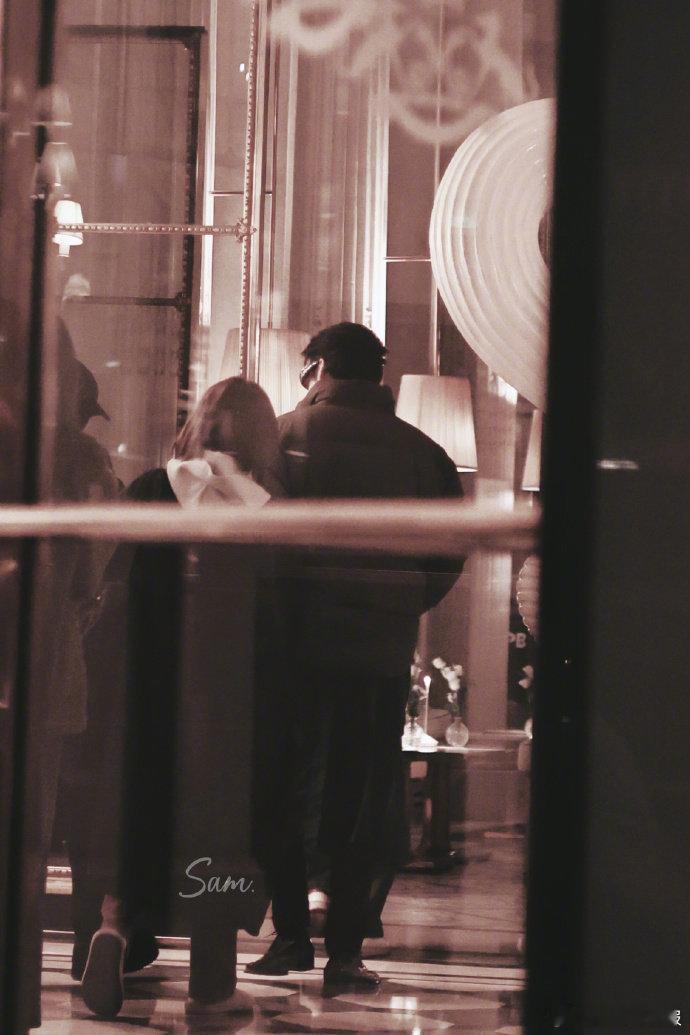 魏大勋与圣罗兰巴黎再聚 被魏大勋的巴黎时装周造型惊艳到，墨绿风衣搭酒红长裤，复古