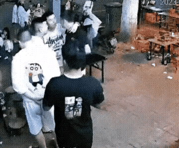 有时真的不得不信命，季煜程、程小飞是不是就是传说的命中注定。
被剪刀刺死的那个叫