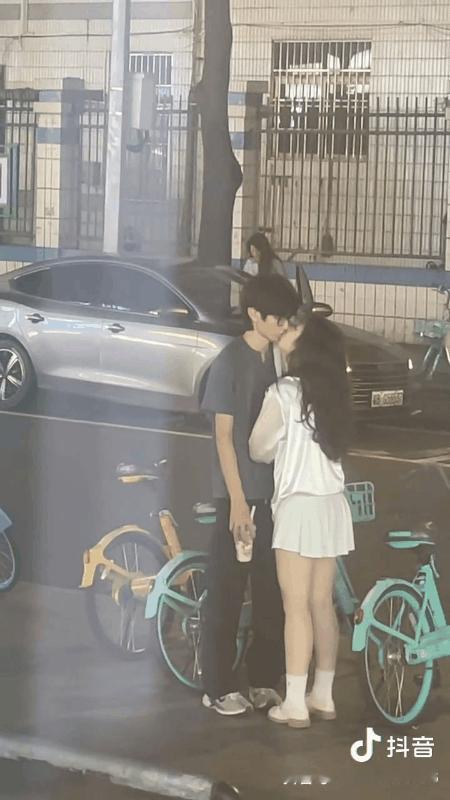 初次接吻想必感觉甜蜜无比，不然这女孩怎会如此主动？
可这男孩的表现着实令人费解，