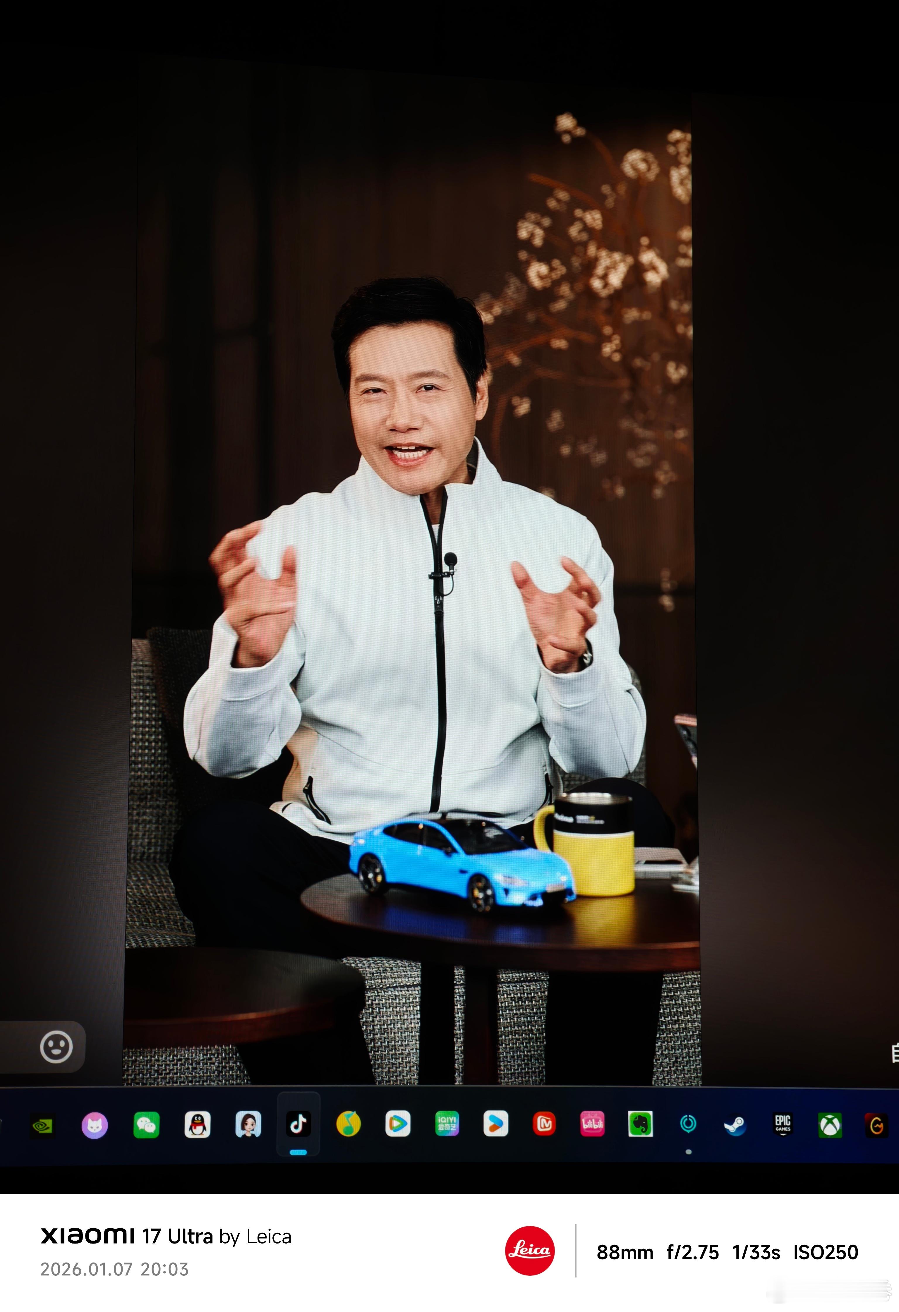 吃了晚饭赶紧蹲雷总直播，雷总你就看我给你拍的帅不帅吧我的日常plog付卷卷