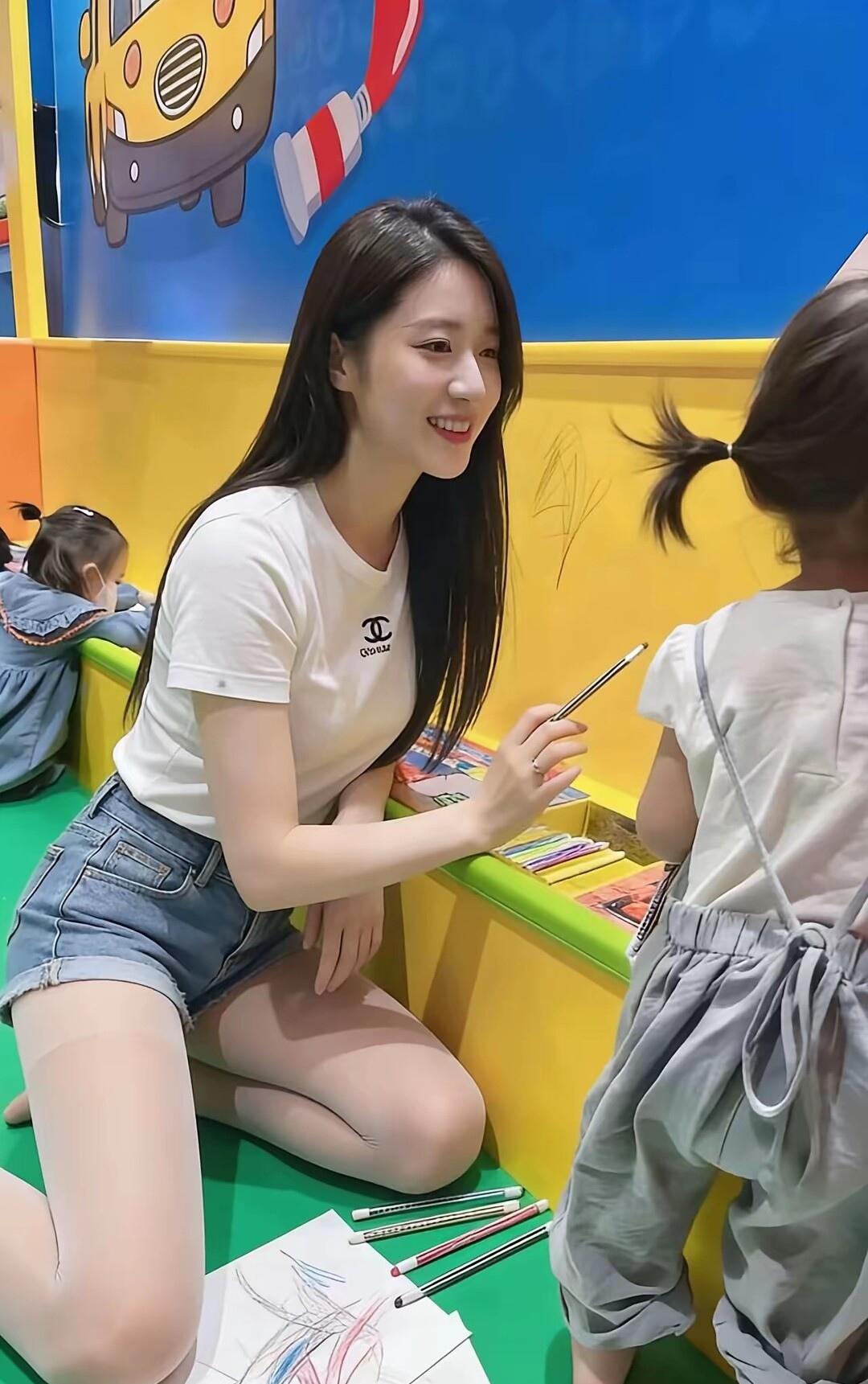 和女儿一起在儿童乐园画画，童心满满！