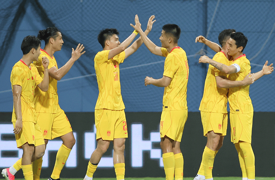 中国2-1新加坡，张玉宁点射，塞鸟首球，武磊迎百场北京时间19:30，中国队在国