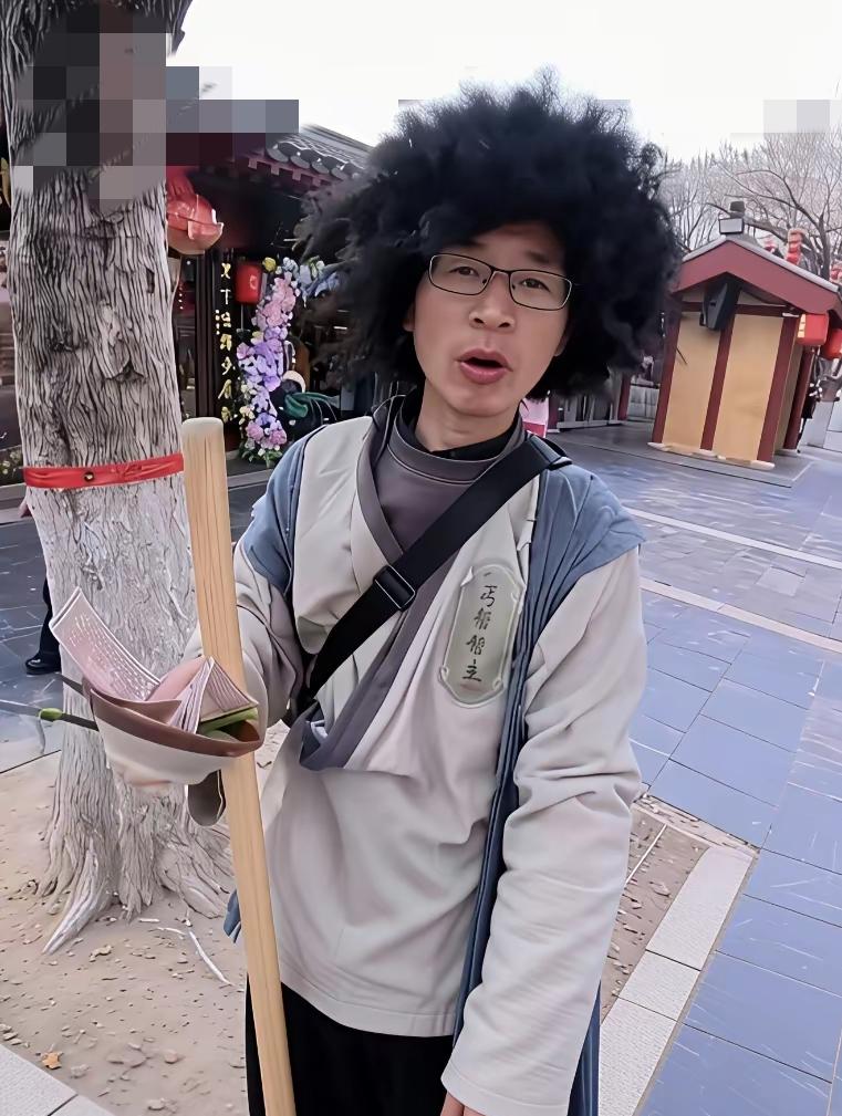脑洞真大！上海46岁大哥辞职不上班，专程跑到开封扮乞丐，这事直接看愣了不少人。