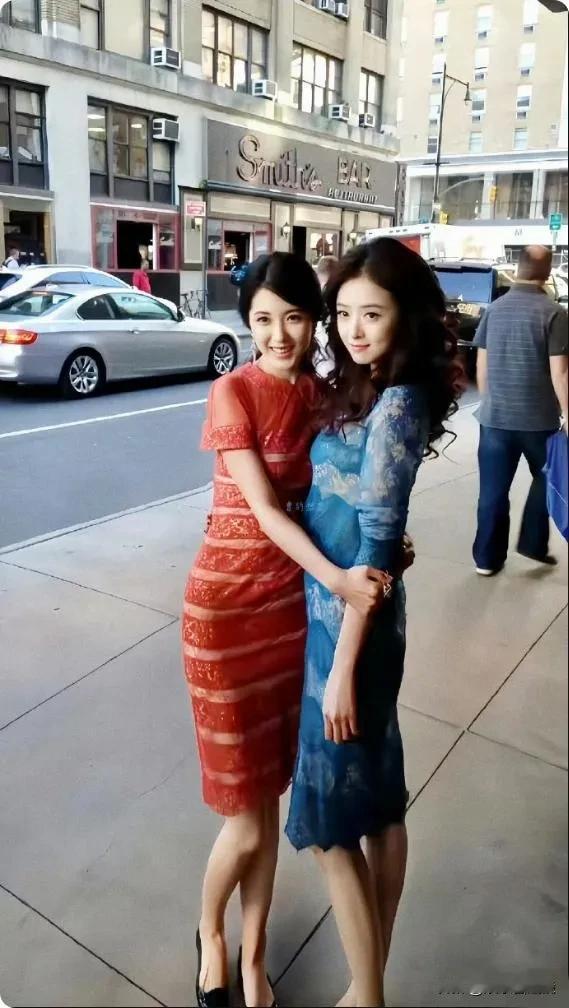 这是曾黎和蒋欣年轻时在街头的一张合照，两个都是大美人，真是惊艳了时光。
客观的讲