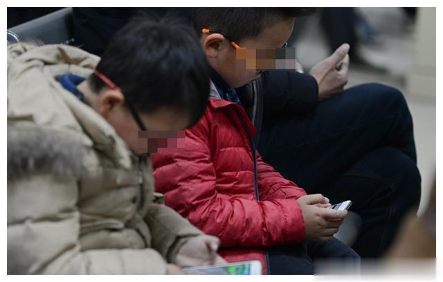 孩子越来越丑的7个坏习惯，很多家长还在纵容！
 
1、口呼吸
孩子经常口呼吸，面