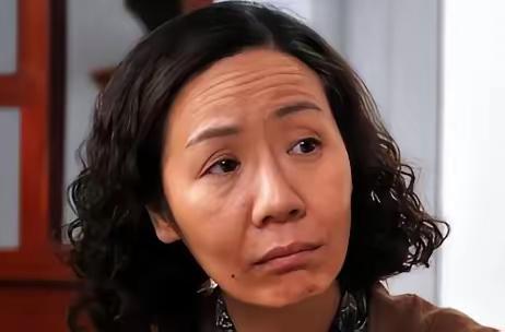 谁能认出这位荧幕上的熟面孔？好多家庭剧里都有她！
她就是老戏骨杨青，空政话剧团的