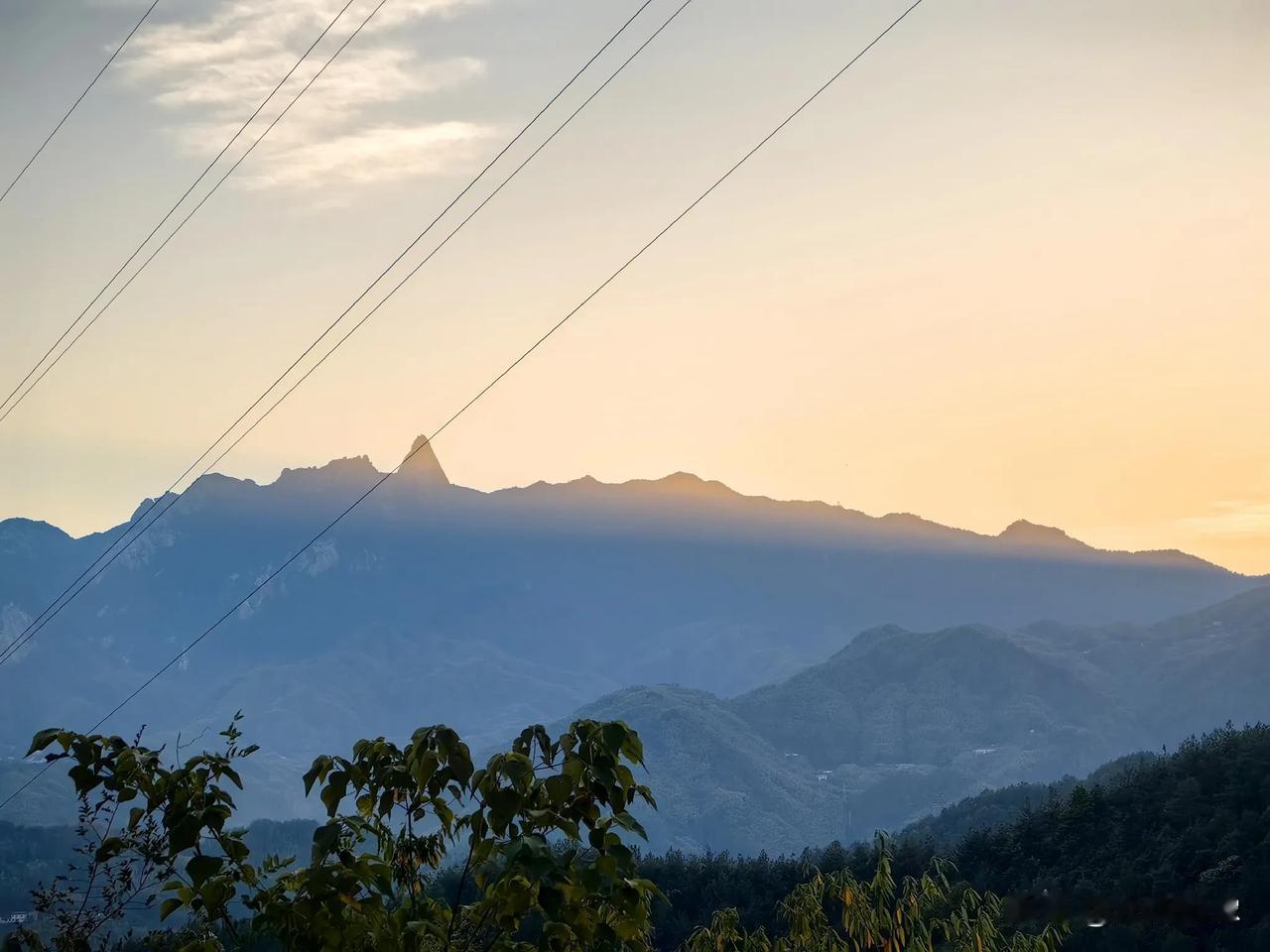 难得一见拍到了天柱山的日照金山