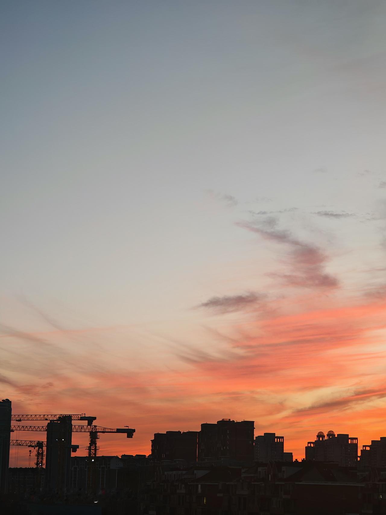 霞光万道映高楼，红日西斜照天际。北京通州天空之城打卡夕阳西下
