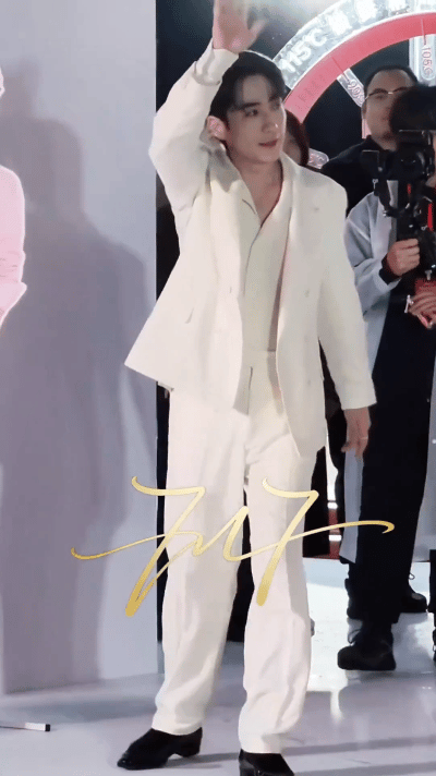 朱一龙这儿不让滑冰 地太滑，拢龙走一步滑三步，硬生生走出迈克尔·杰克逊太空步既视