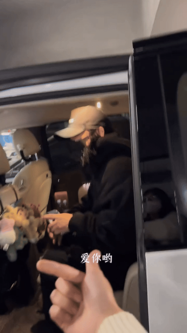 胡彦斌这社恐式躲避真的笑死我了，粉丝在胡彦斌面前跳舞整活，胡彦斌直接尴尬的用脚低