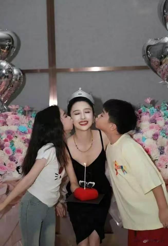 佟丽娅过生日，
一个黑天鹅蛋糕将近三千块，
这才明白为啥网友们都在猜蛋糕是谁买的