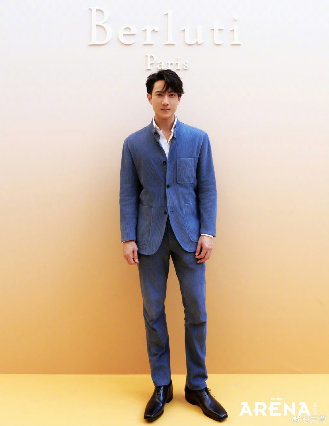 吴尊立领水洗蓝西装造型吴尊古堡绅士大片吴尊这套水洗蓝西装绅士感拉满 
