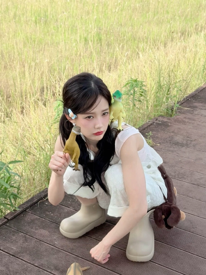 李一桐六一晒出元气营业照，双马尾造型甜度爆表，童趣穿搭瞬间减龄十岁！这波